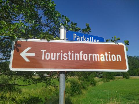 Hinweisschild Touristinformation Bad Colberg